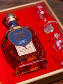 Estojo Veludo Especial com Cachaça Premium e 2 taças