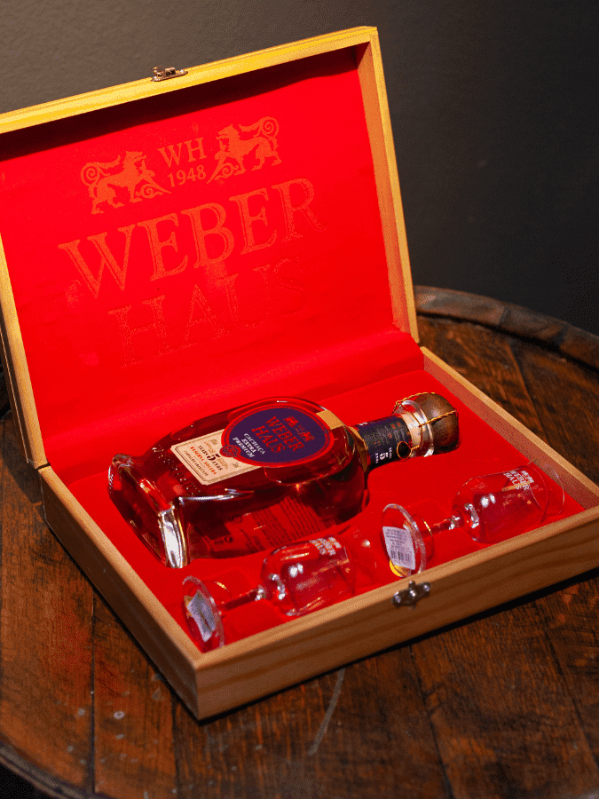 Estojo Veludo Especial com Cachaça Premium e 2 taças